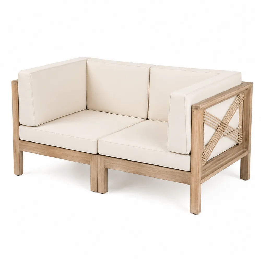 Drewniana sofa narożna z beżowymi poduszkami z akacji